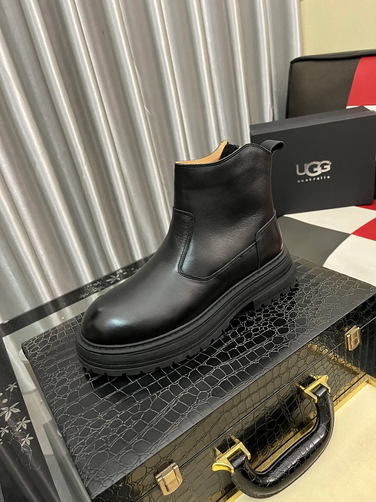 Ex-factory price: 680⌚️⌚️Thick wool imported from Australia Brand: UGG genuine purchasing agent Size: 39-44 (45 customized) Grade: Official website 1:1 Material: First layer of genuine leather waterproof and antifreeze upper Real wool lining Original non-slip and wear-resistant outsole Style category: Men's casual shoes Trendy style Comfortable on the feet Color: Official website color synchronization